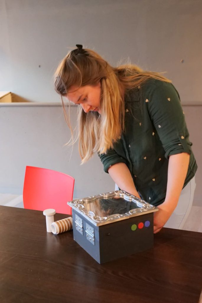 Animatrice d'une session d'escape game sur le grimoire du grand mage